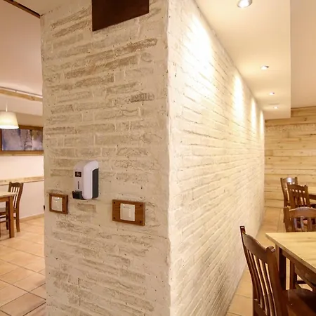 Refugio De Bujaruelo Hostel *